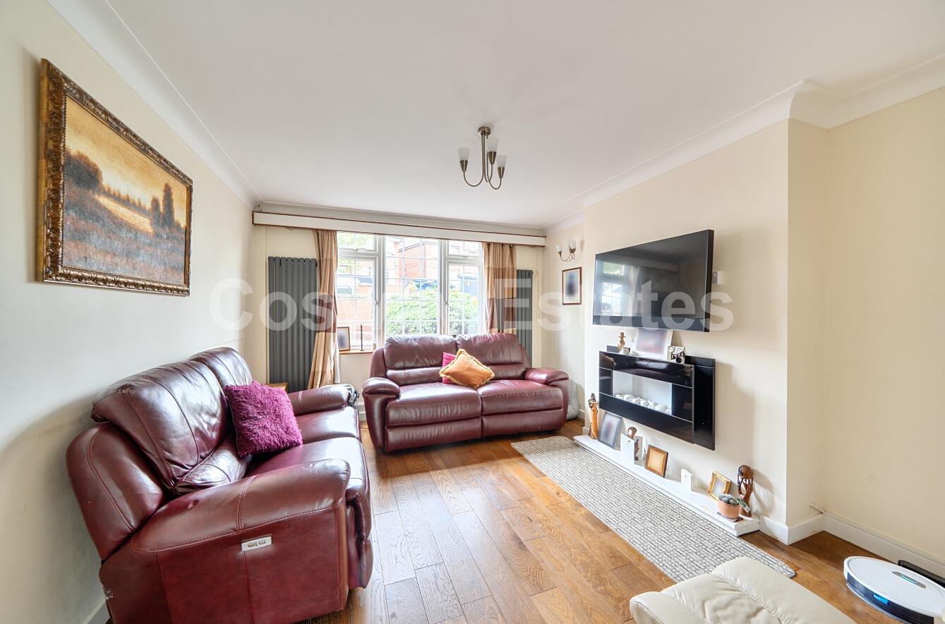 5 bed property in The Reddings, Mill Hill, NW7, London